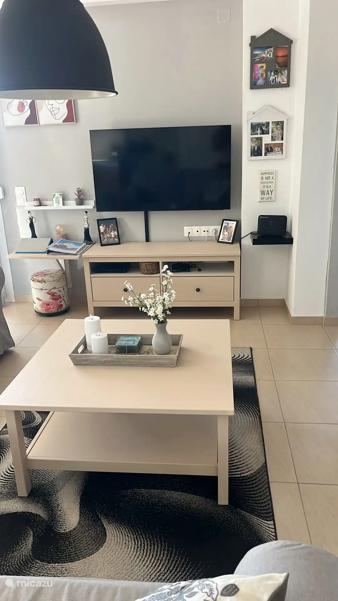 Salontafel, tv-meubel en 50-inch smart tv.