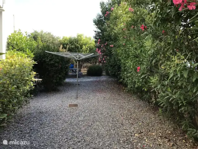 Villa Yavoni, met privé zwembad  huren in Griekenland, Kreta, Loutra - villa Zijtuin gezien vanaf de grote olijfboom naar de bbq.