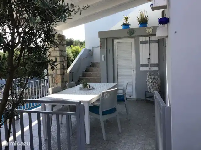 Villa Yavoni, met privé zwembad  huren in Griekenland, Kreta, Loutra - villa Het met een dak overkapte terras heeft uitzicht op het zwembad en de olijfgaard, grote terrastafel en trap naar dakterras