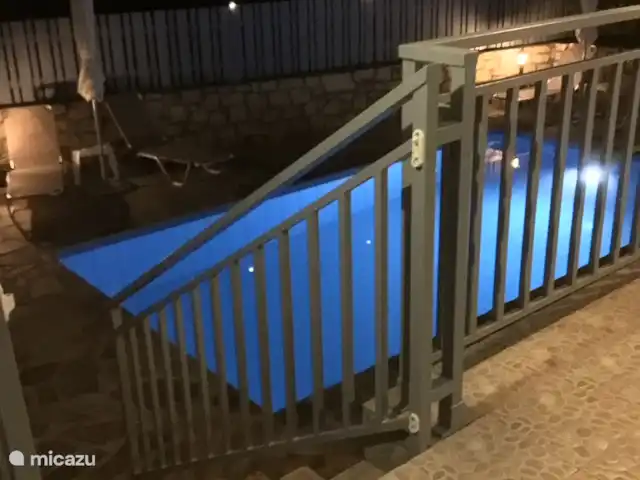 Villa Yavoni, met privé zwembad  huren in Griekenland, Kreta, Loutra - villa Zicht op verlicht zwembad vanaf het terras.