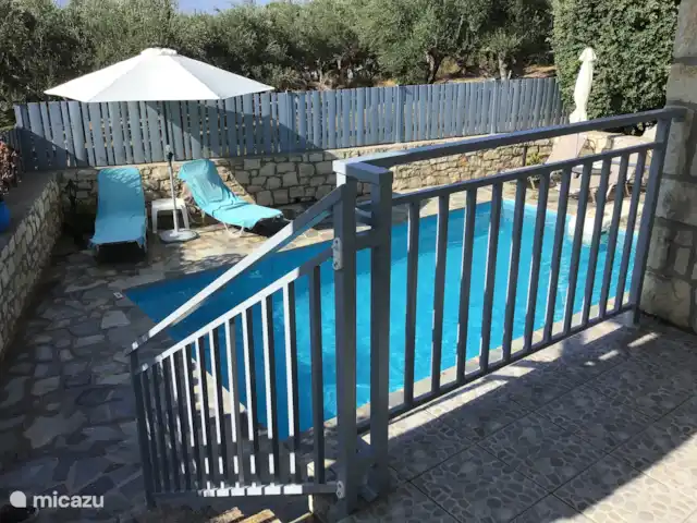 Villa Yavoni, met privé zwembad  huren in Griekenland, Kreta, Loutra - villa Zicht op de ligbedden en het zwembad vanaf het terras.