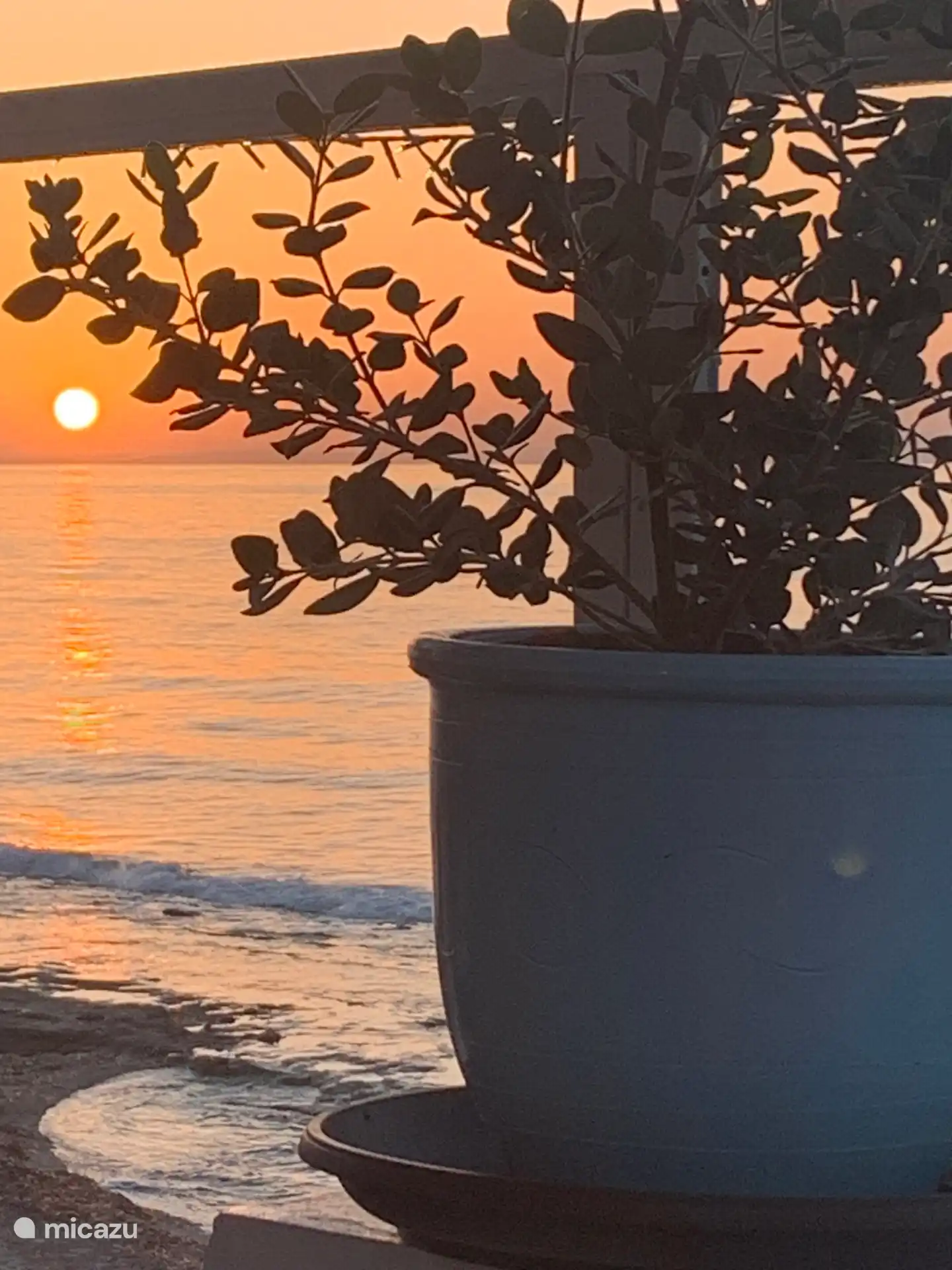 Prachtige zonsondergang langs de kust van Adelianos en Pigianos Kampos