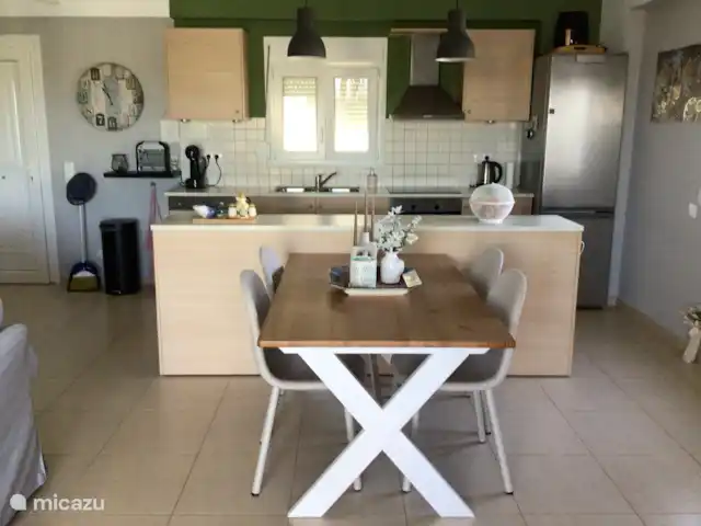 Villa Yavoni, met privé zwembad  huren in Griekenland, Kreta, Loutra - villa Open keuken met bar voorzien van extra stopcontacten en grote eethoek.