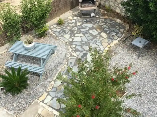 Villa Yavoni, met privé zwembad  huren in Griekenland, Kreta, Loutra - villa foto genomen vanaf het dakterras , aangelegd pad naar de BBQ, via het zwembad te  bereiken of via de grote zijtuin