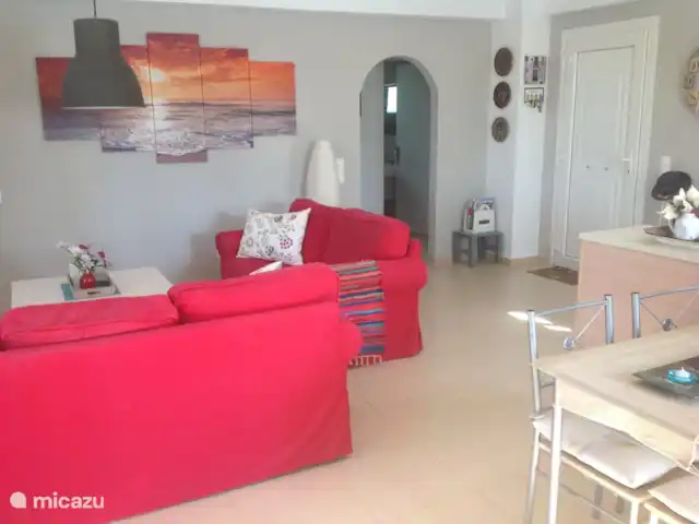 Villa Yavoni, met privé zwembad  huren in Griekenland, Kreta, Loutra - villa Zitgedeelte gezien vanaf de open haard, met doorgang naar slaapkamers en badkamer