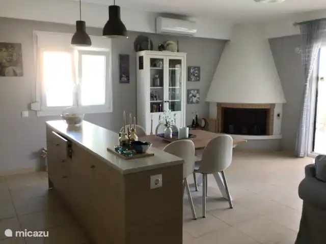 Villa Yavoni, met privé zwembad  huren in Griekenland, Kreta, Loutra - villa Open haard, vitrinekast en eethoek gezien vanuit de keuken.