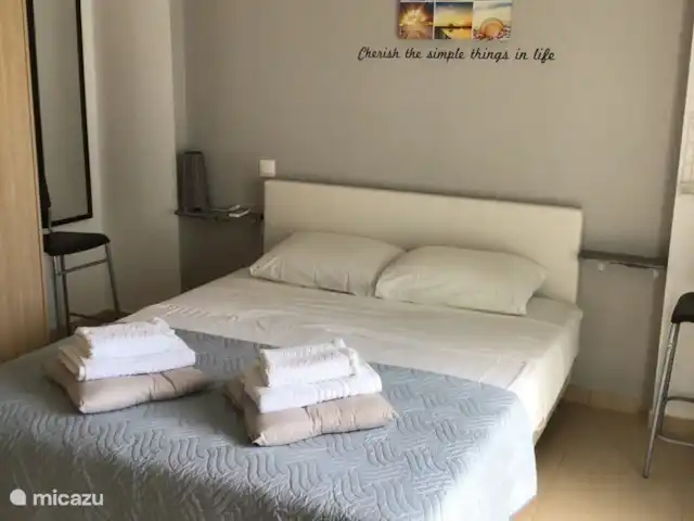 Villa Yavoni, met privé zwembad  huren in Griekenland, Kreta, Loutra - villa Slaapkamer 1 met airco, passpiegel, tweepersoonsbed en grote kastenwand.