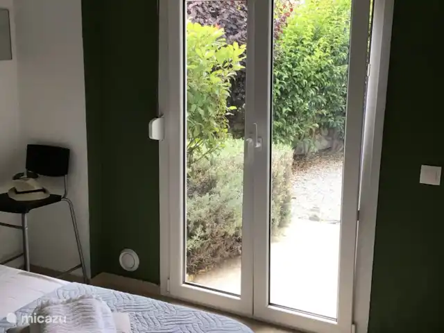 Villa Yavoni, met privé zwembad  huren in Griekenland, Kreta, Loutra - villa Slaapkamer 1 heeft openslaande deuren naar de tuin, voorzien van luiken.