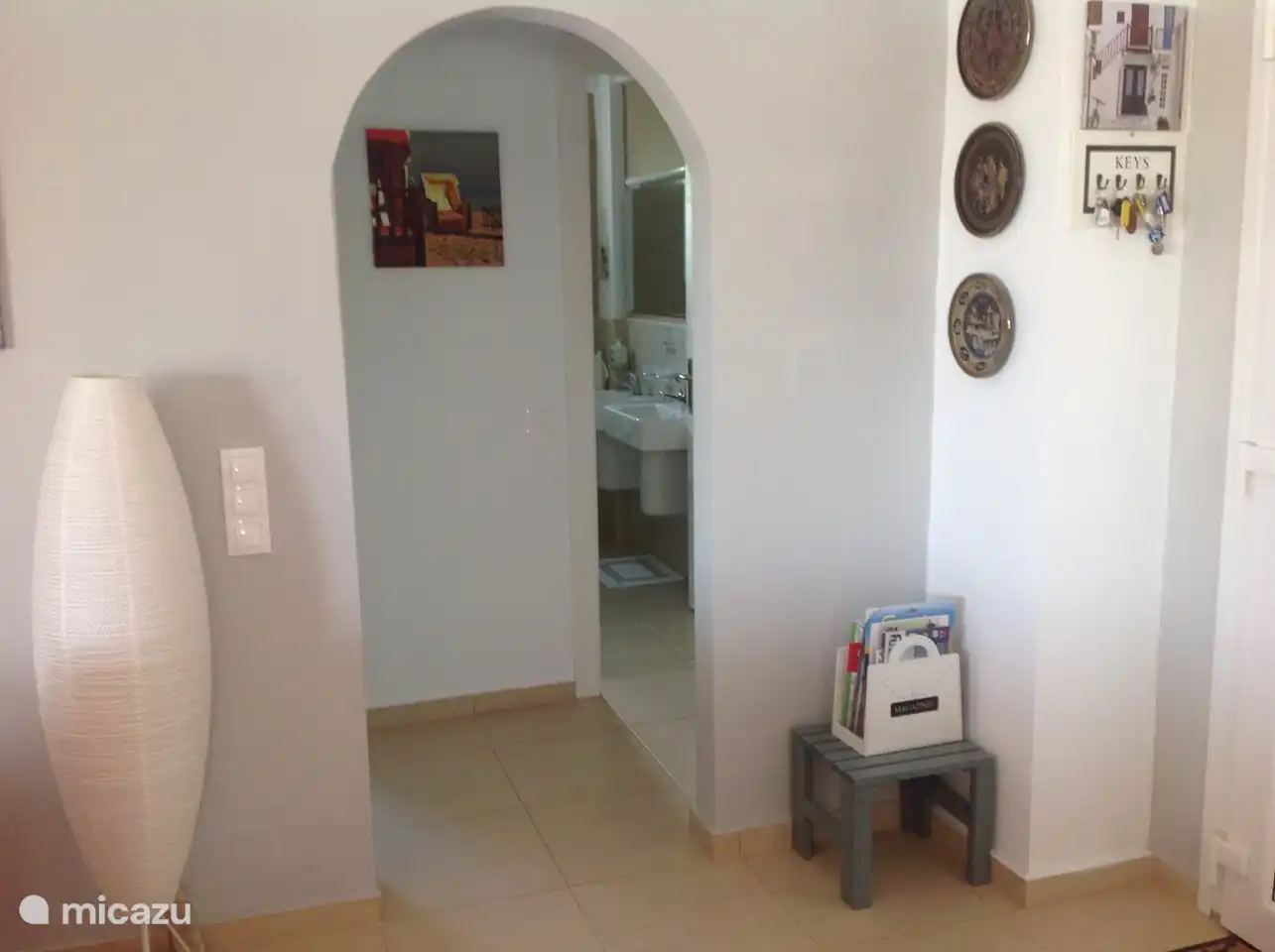 Passage to bedroom 1 on the right and bedroom 2 on the left and in the middle the bathroom with toilet.