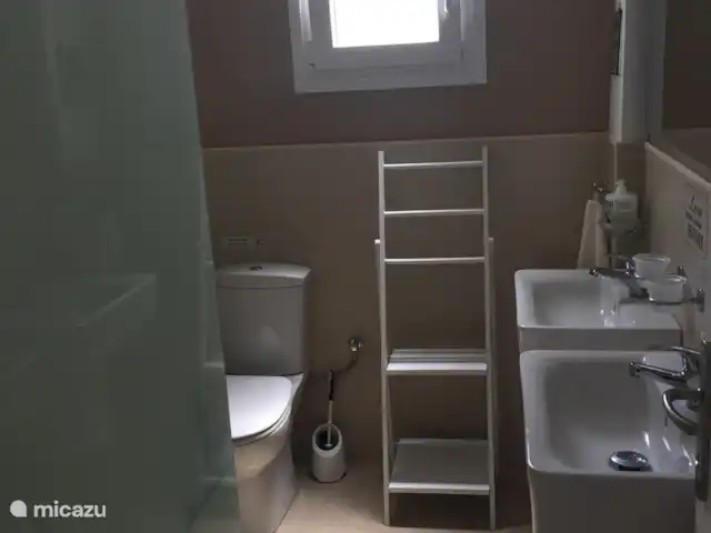 Villa Yavoni, met privé zwembad  huren in Griekenland, Kreta, Loutra - villa Badkamer heeft inloopdouche met matglazen wand.