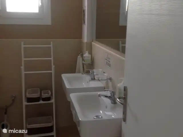 Villa Yavoni, met privé zwembad  huren in Griekenland, Kreta, Loutra - villa Badkamer zicht bij binnenkomst, met twee wastafels ,toilet en inloopdouche