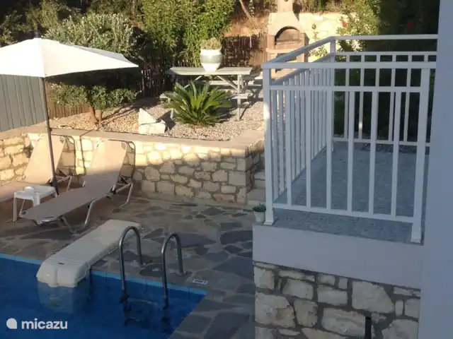 Villa Yavoni, met privé zwembad  huren in Griekenland, Kreta, Loutra - villa Zicht zijkant vanaf terras naar de tuin met de BBQ.
grote zijtuin rondom het hele huis