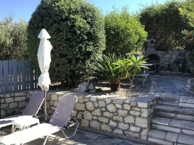 Villa Yavoni, met privé zwembad  huren in Griekenland, Kreta, Loutra - villa Zicht op de tuin vanaf het zwembad met picknick tafel voor de BBQ op de achtergrond.