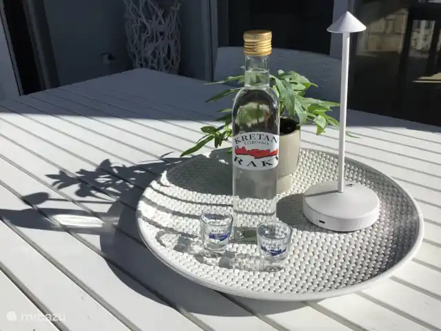 Villa Yavoni, met privé zwembad  huren in Griekenland, Kreta, Loutra - villa Terras van  villa Yavoni , tijd voor een raki.