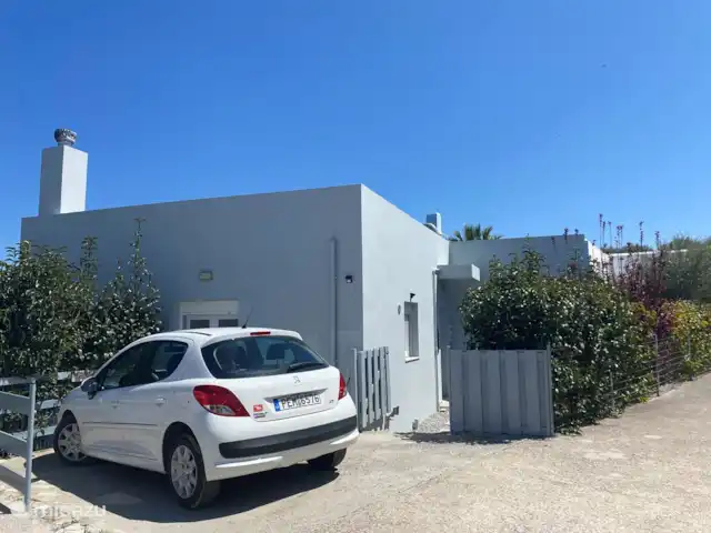 Villa Yavoni, met privé zwembad  huren in Griekenland, Kreta, Loutra - villa Toegang naar de voordeur, via de voortuin kun je rond het gehele huis lopen.