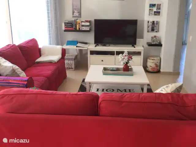 Villa Yavoni, met privé zwembad  huren in Griekenland, Kreta, Loutra - villa Zitgedeelte met twee- en driezitsbank, salontafels en tv-meubel.