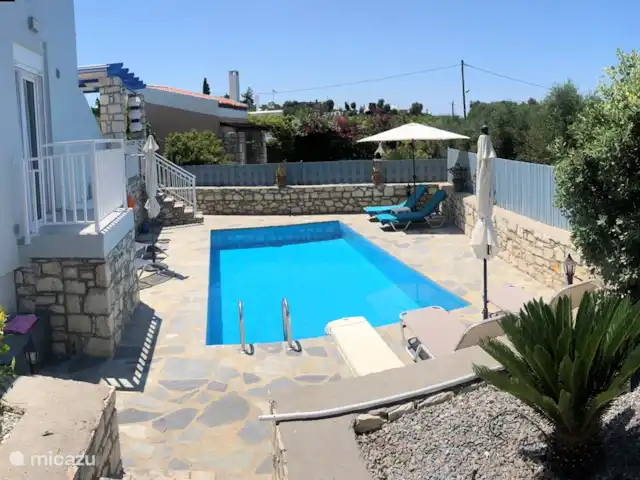 Villa Yavoni, met privé zwembad  huren in Griekenland, Kreta, Loutra - villa Zwembad gezien vanaf het iets hoger gelegen bbq terras met grote zijtuin