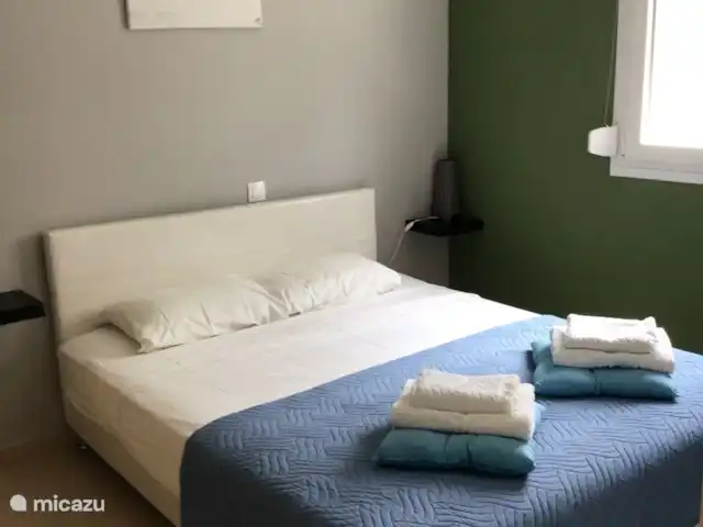 Villa Yavoni, met privé zwembad  huren in Griekenland, Kreta, Loutra - villa Slaapkamer 2 is voorzien van groot openslaand raam met hor en rolluik.