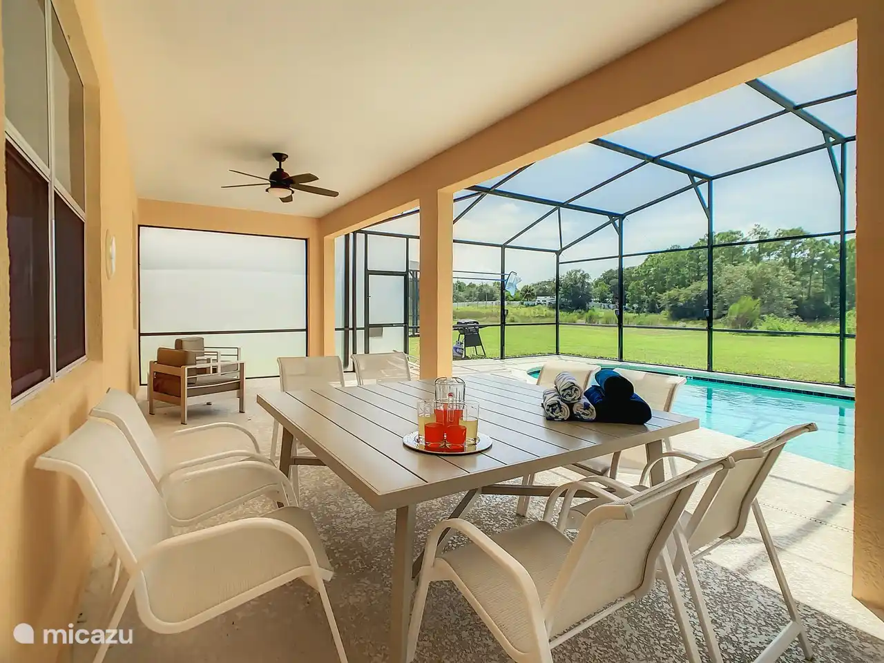 Vaste véranda avec coin repas et salon