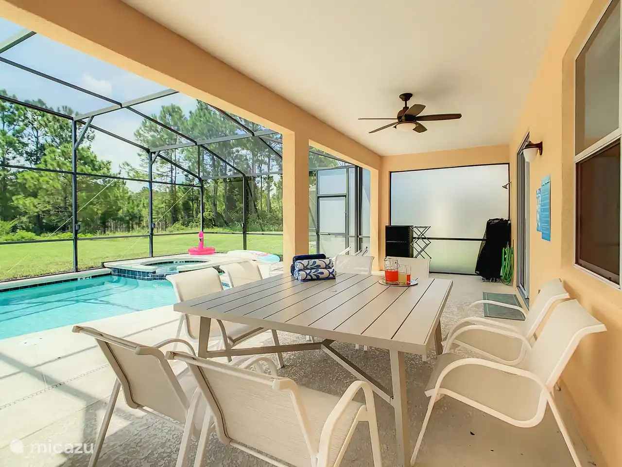 grande table à manger sous véranda