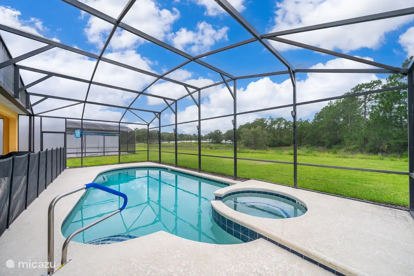 piscine avec support et spa