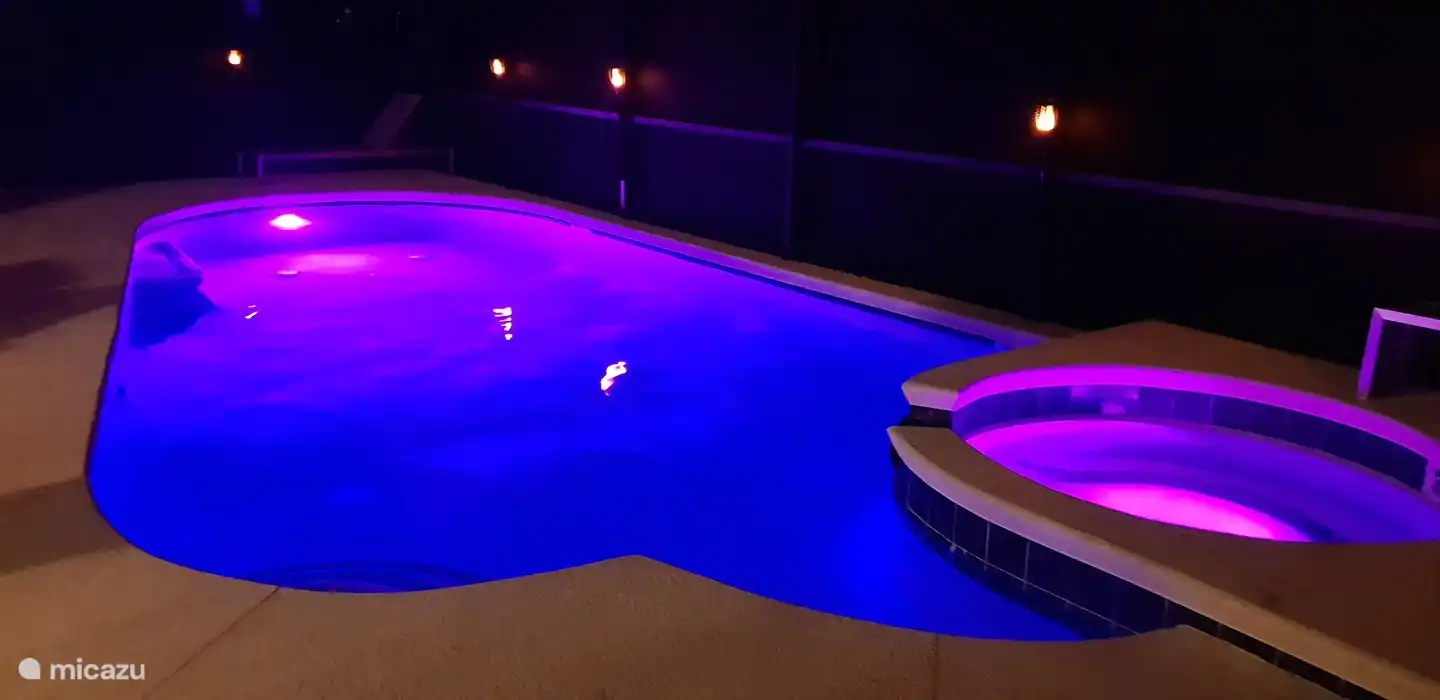 piscine avec éclairage RVB