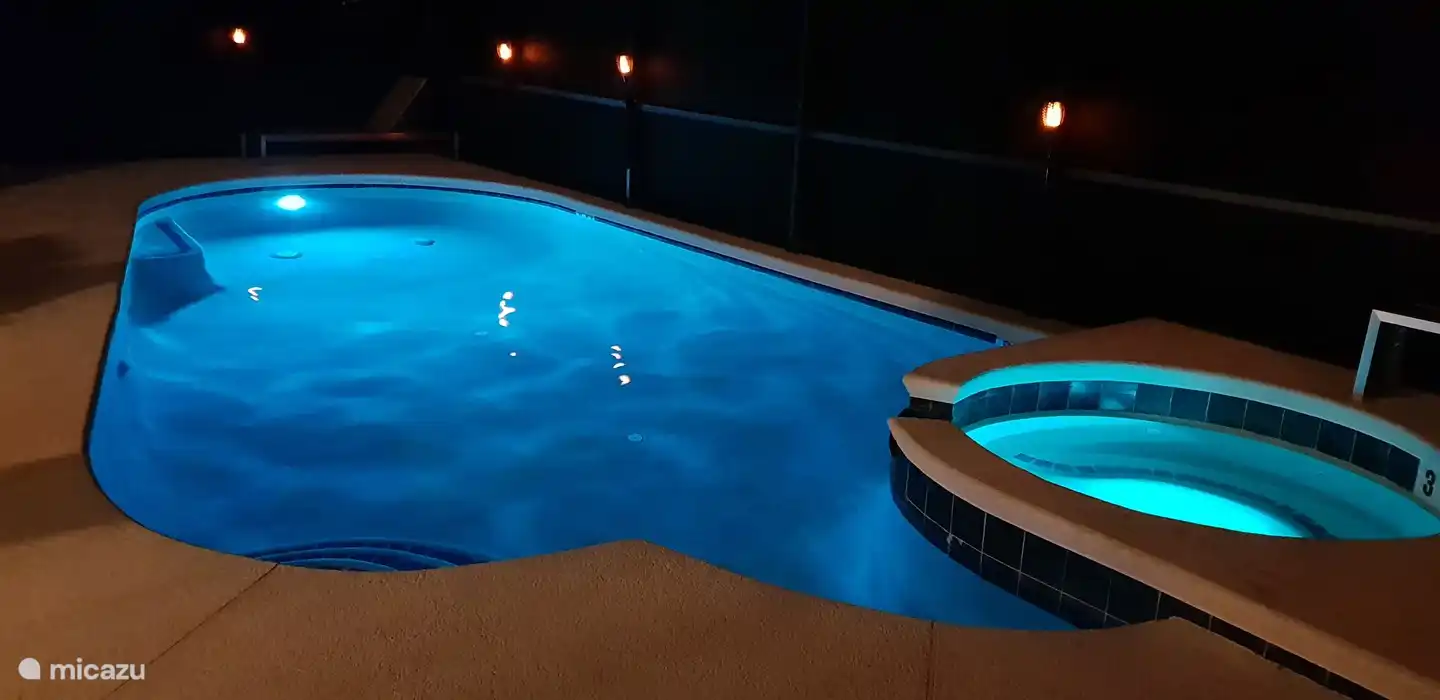 piscine avec éclairage RVB