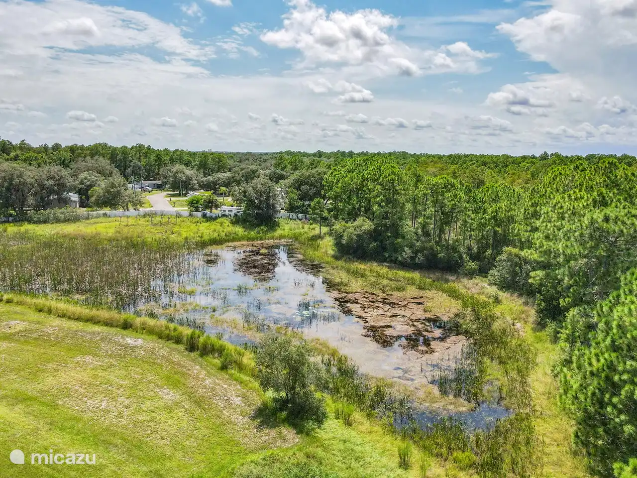 vue plongeante sur la villa avec une vue étendue sur la réserve naturelle