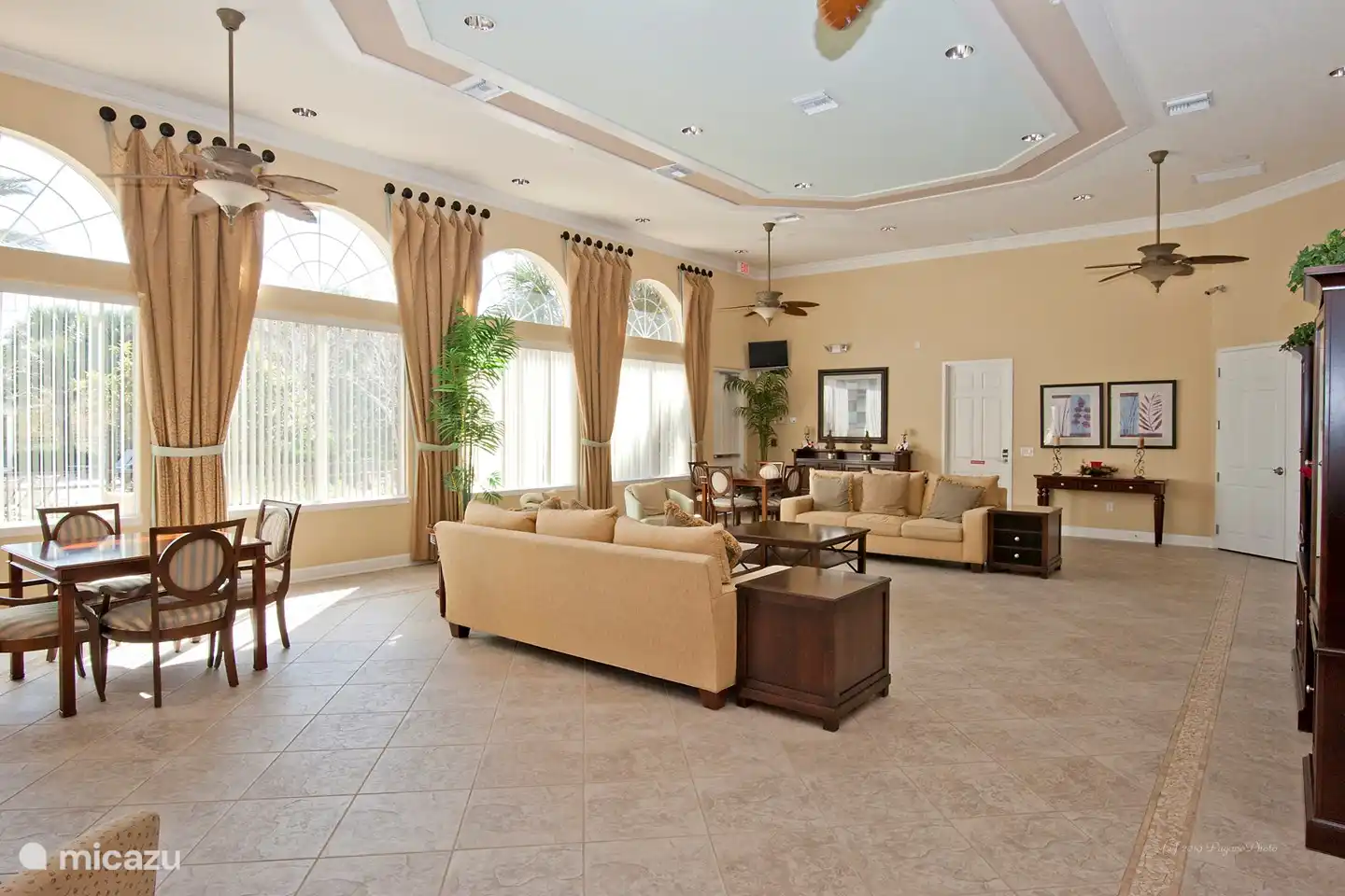 Le club-house dispose également d'une salle de réception où les invités peuvent être reçus.