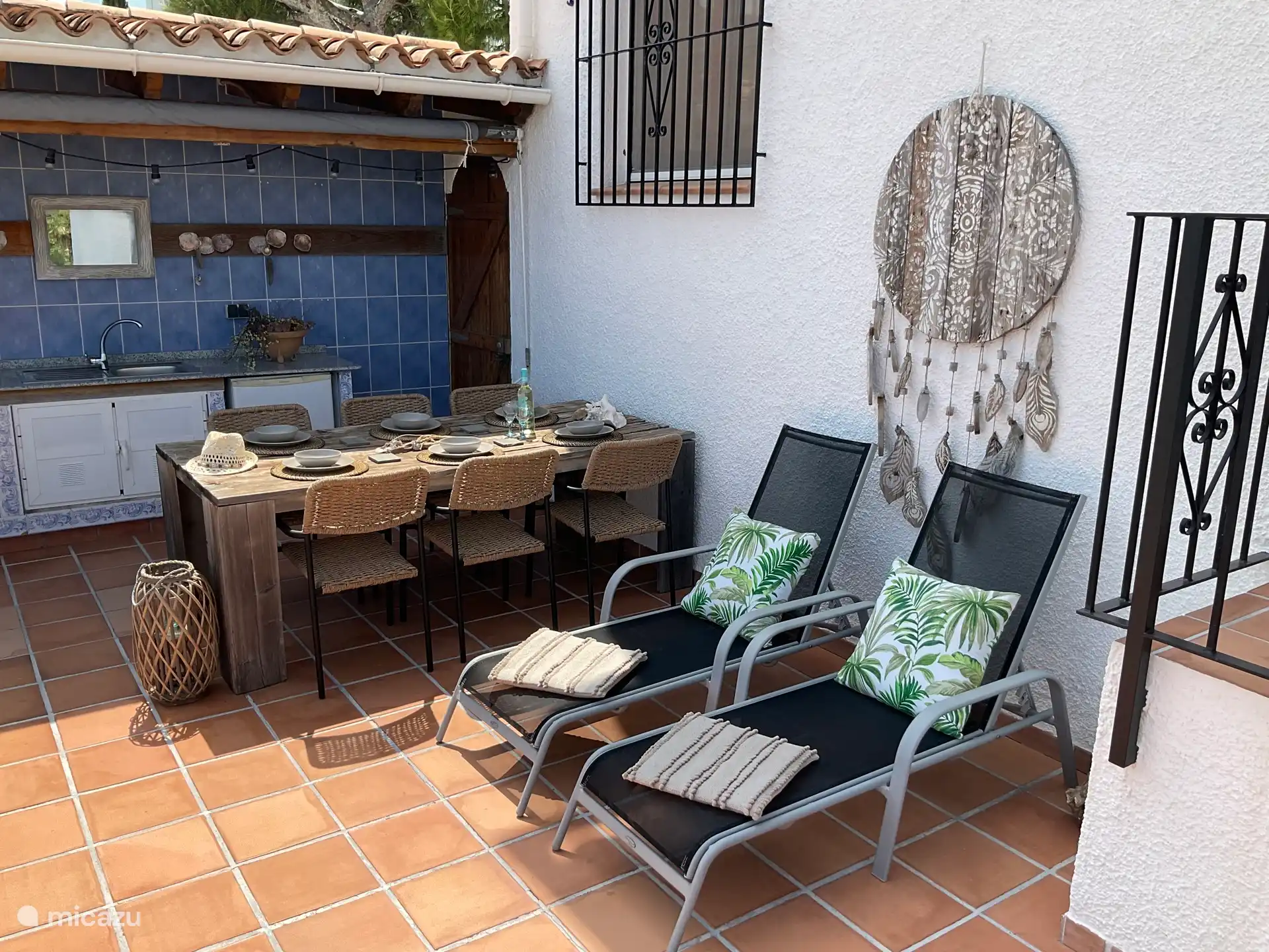 La cuisine extérieure avec une grande table à manger.
C’est agréable au soleil ou à l’ombre sous le tissu d’ombre déroulable.
