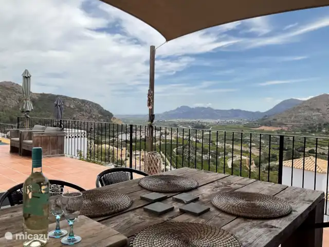 Casa 68 Montanas y el mar | Espagne, Costa Blanca, Adsubia - villa Profitez de la vue sous la grande toile d’ombrage près de la cuisine extérieure.