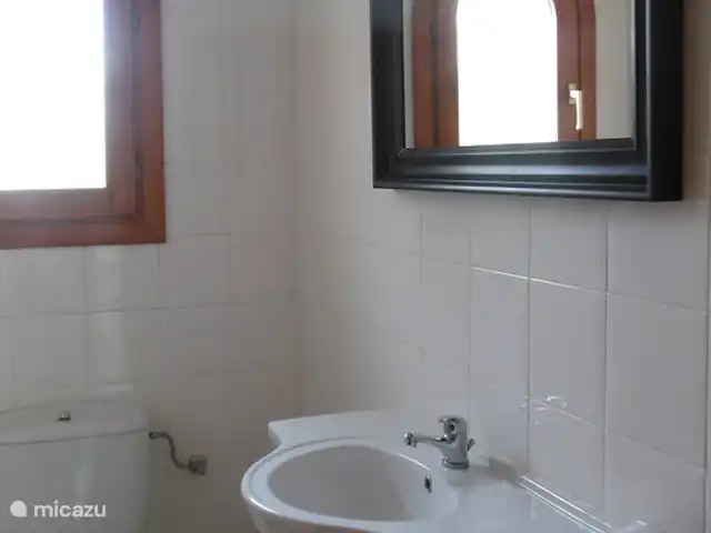 Casa 68 Montanas y el mar | Espagne, Costa Blanca, Adsubia - villa WC séparé avec lavabo à côté du séjour/cuisine.