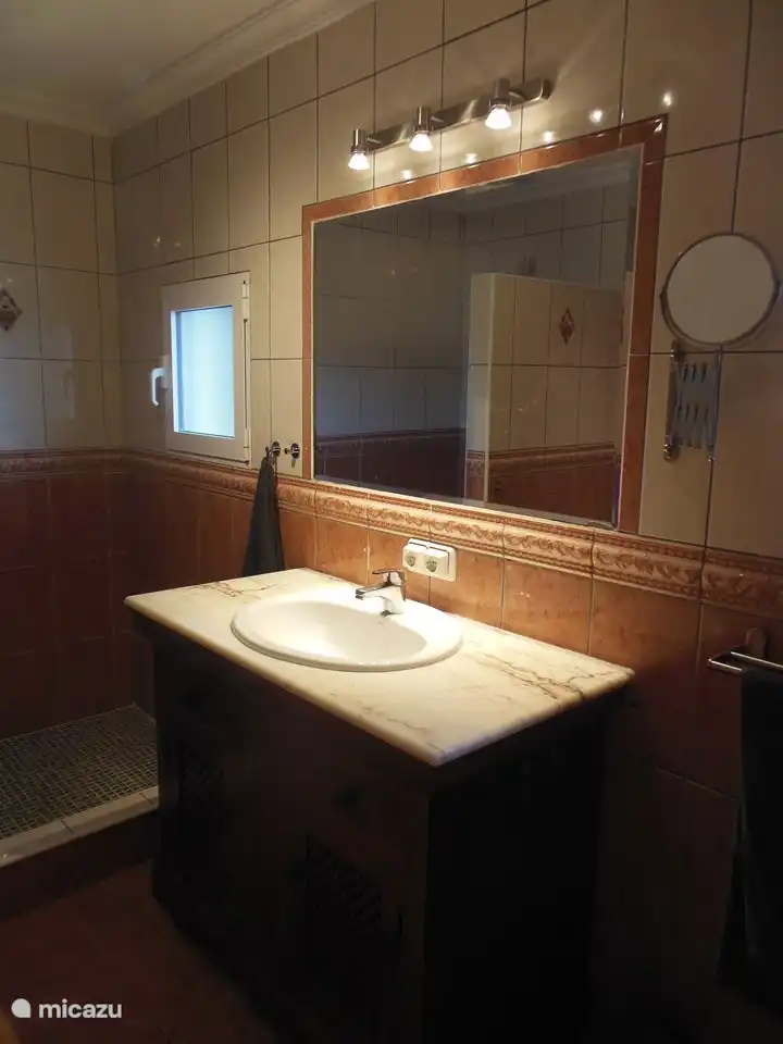 Geräumiges Badezimmer mit ebenerdiger Dusche und Waschbecken. Badezimmer 2 verfügt neben der Duschkabine über eine Badewanne und ein Doppelwaschbecken.