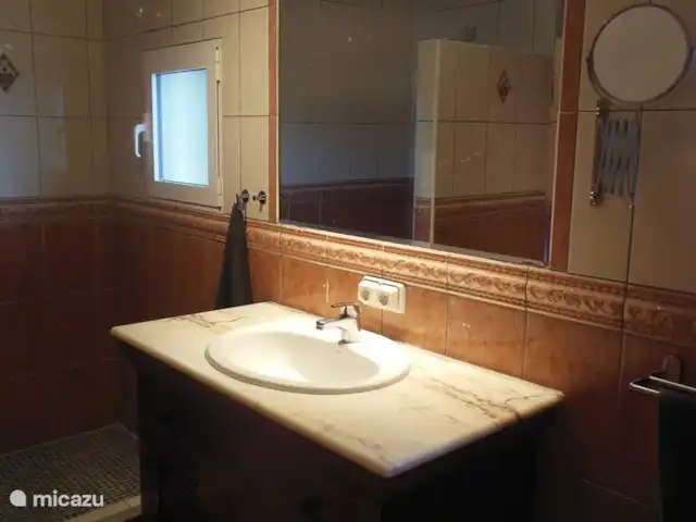 Casa 68 Montanas y el mar | Espagne, Costa Blanca, Adsubia - villa Salle de bain spacieuse avec douche à l'italienne et lavabo.
En plus de la cabine de douche, la salle de bain 2 dispose également d'une baignoire et d'une double vasque.