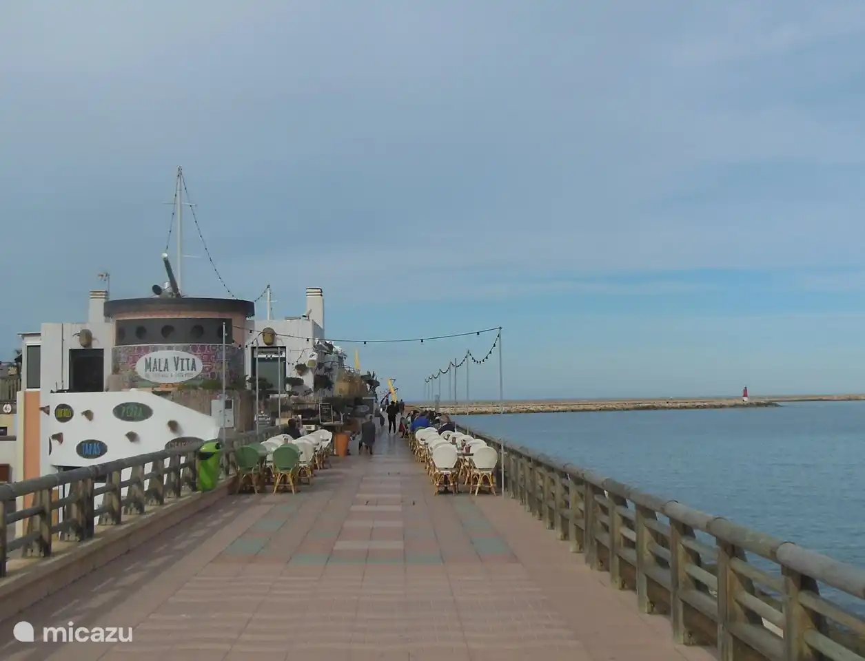 Mal Vita. Trendige Bar/Restaurant im Hafen von Denia.