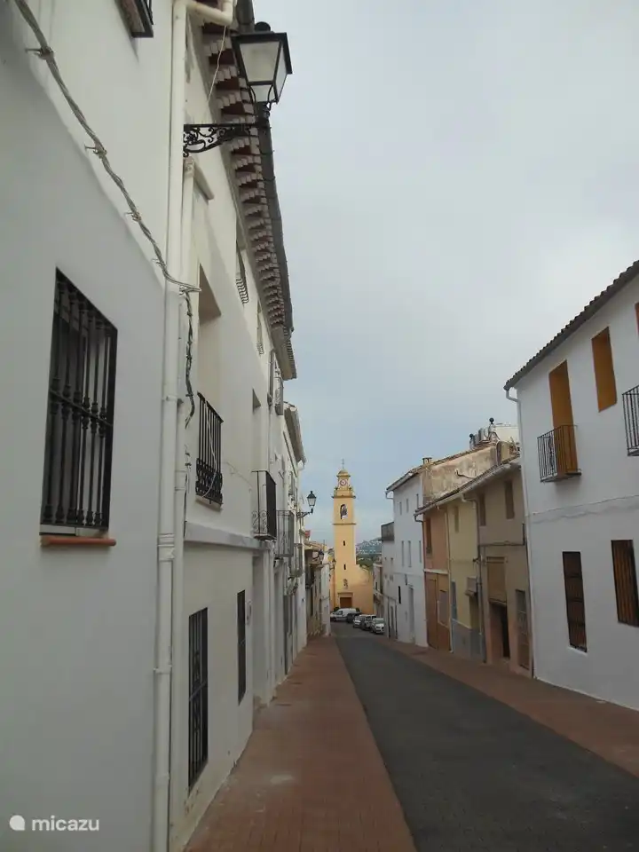 Eine der engen Gassen in Adsubia.