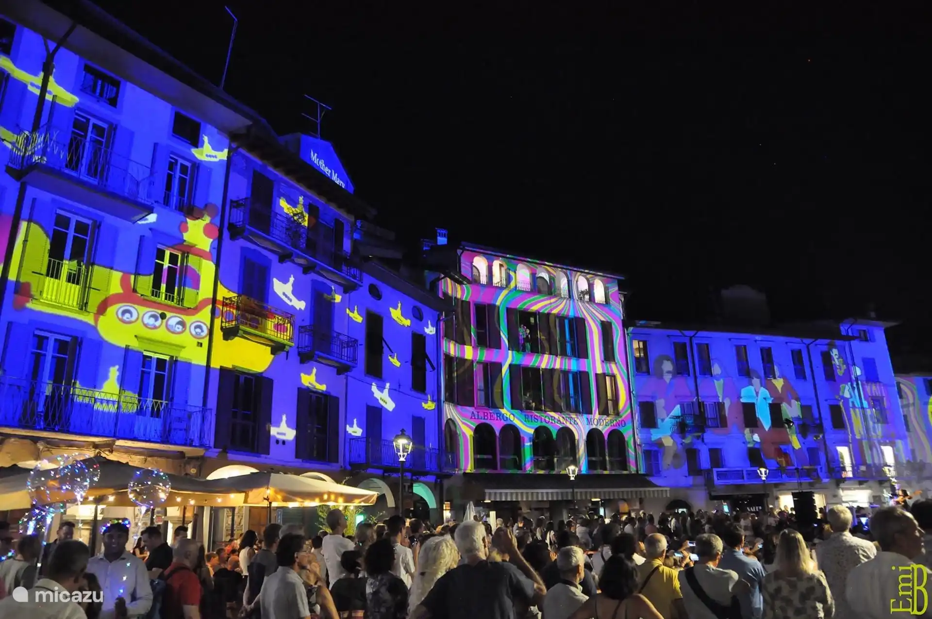 Lovere por la noche. Lover, Iseo y Sarnico son pueblos encantadores alrededor del lago para visitar