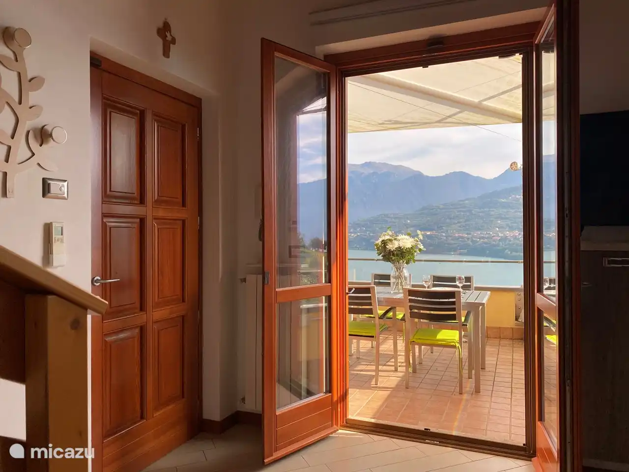 Hay una vista del lago desde todo el apartamento. la terraza tiene un gran toldo eléctrico