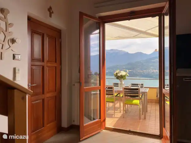 Casa Moia : Luxe, Piscine, Tranquillité ★★★★★ | Italie, Lacs italiens , Tavernola Bergamasca - maison de vacances Il y a une vue sur le lac depuis tout l'appartement. la terrasse a un grand store électrique