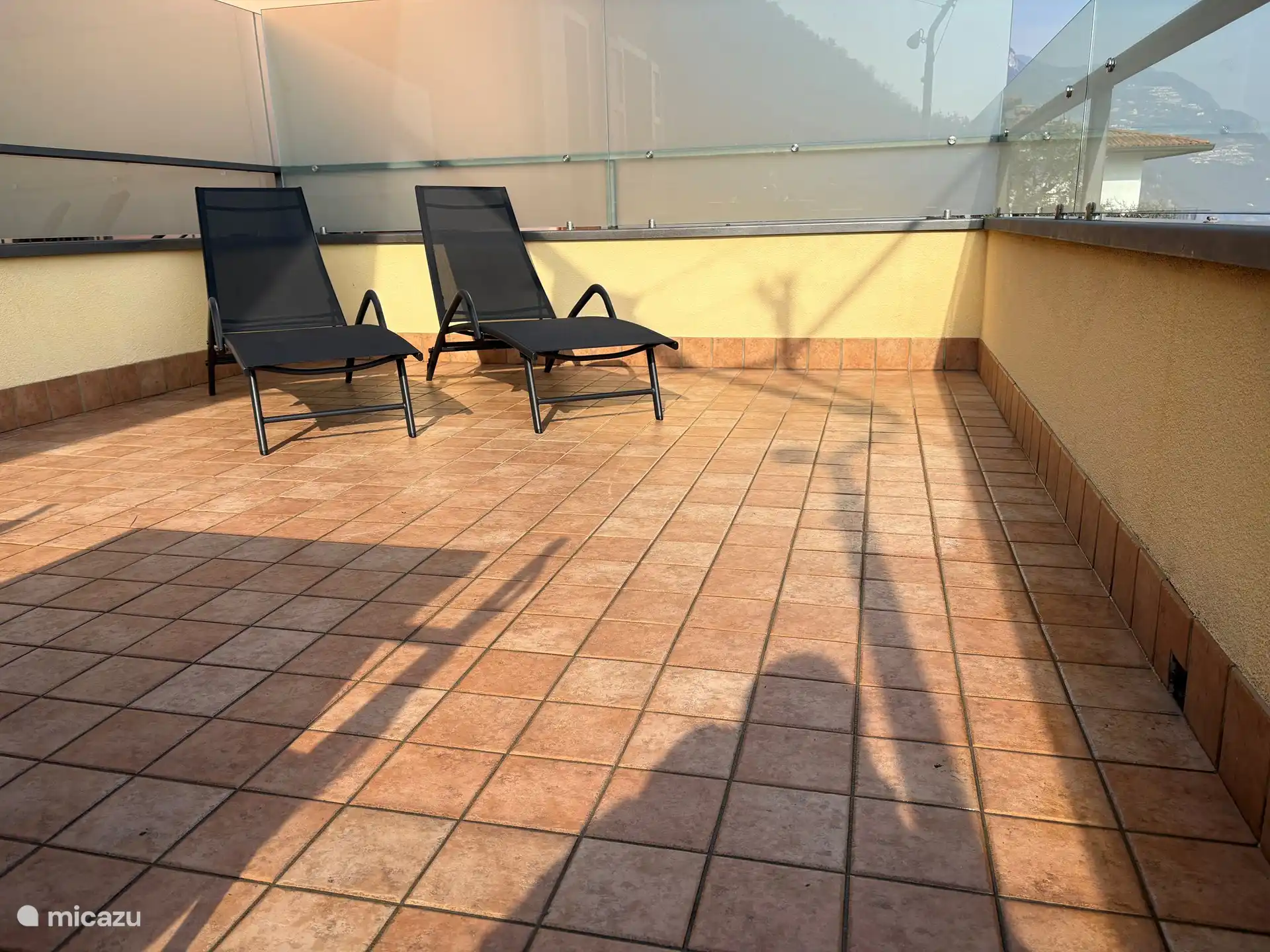 Hay dos tumbonas ajustables de serie. Hay dos más en la caja del garaje si lo desea. 