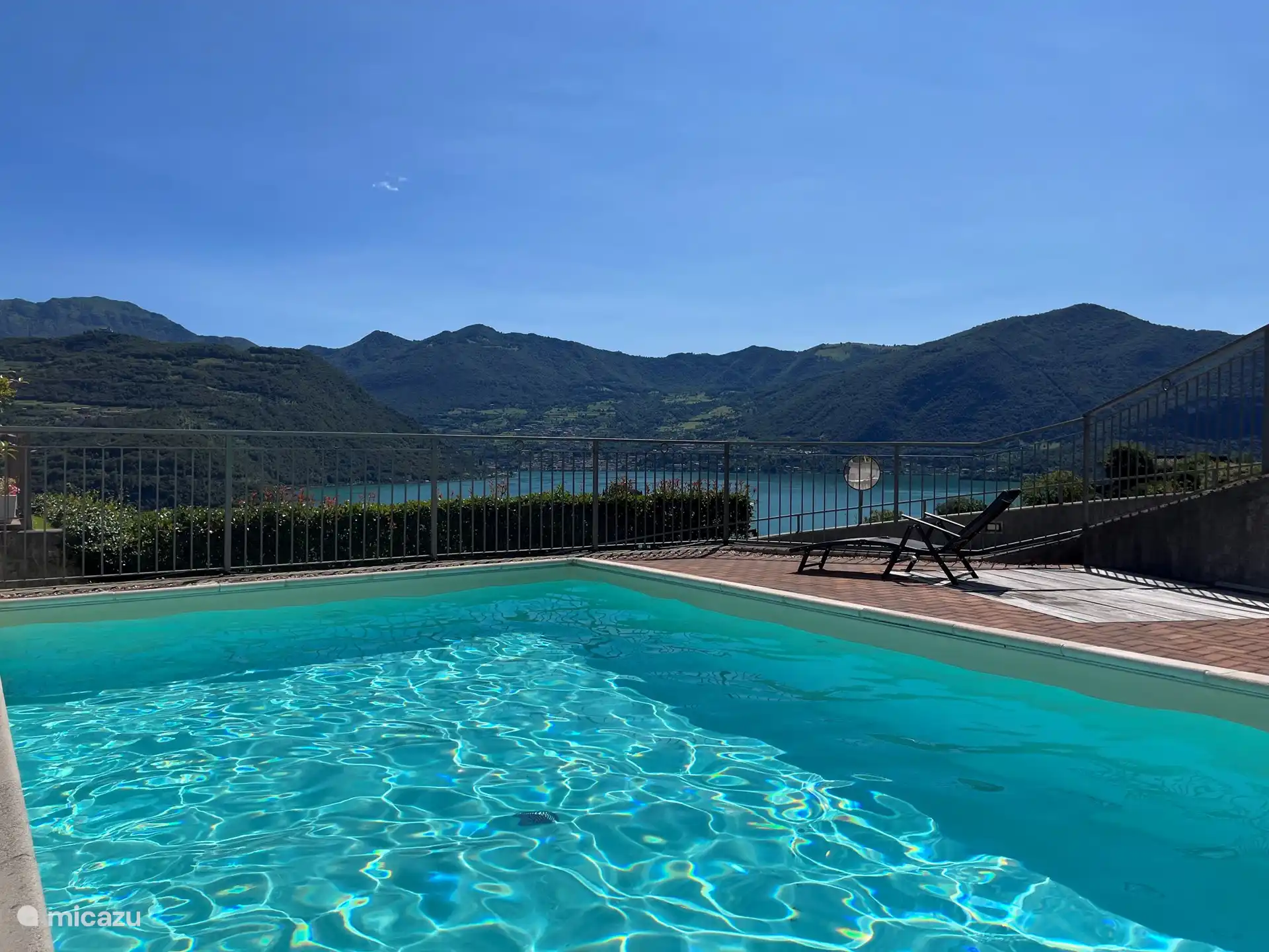 ¡Disfruta de la hermosa vista desde la piscina!