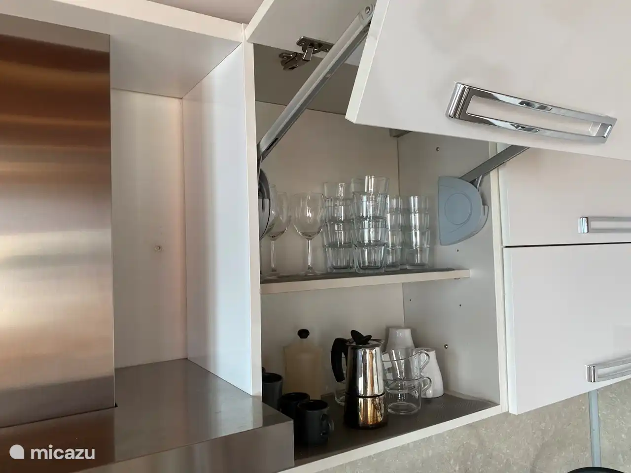 La cocina está ricamente equipada con vajilla, sartenes, fuentes de horno, etc.