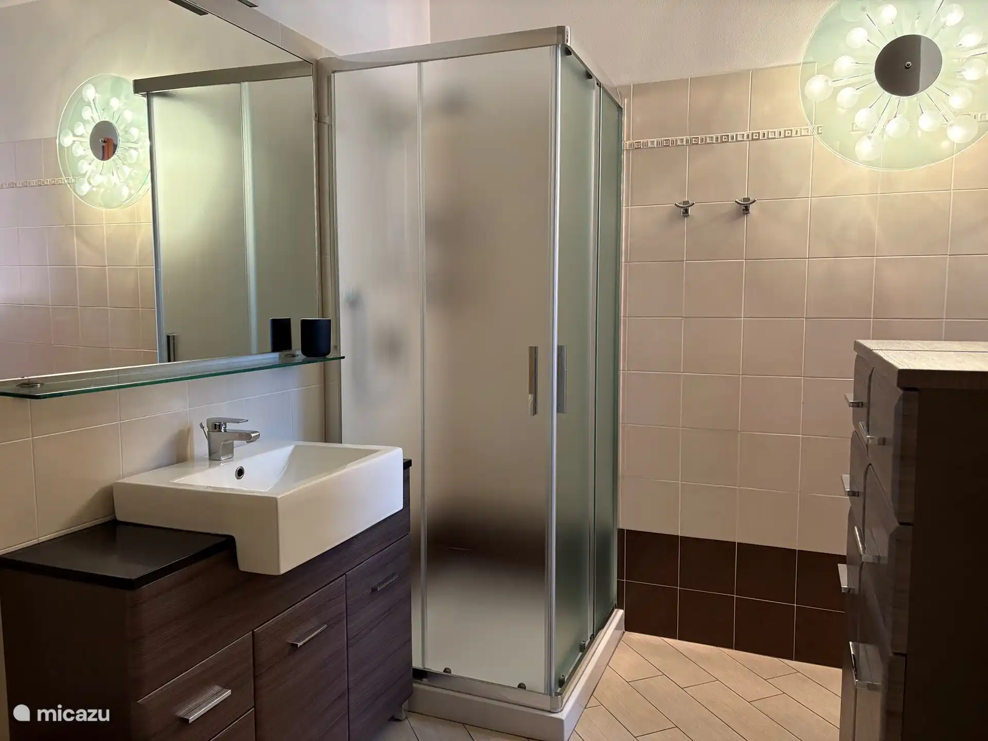 Gran espejo y espaciosa cabina de ducha