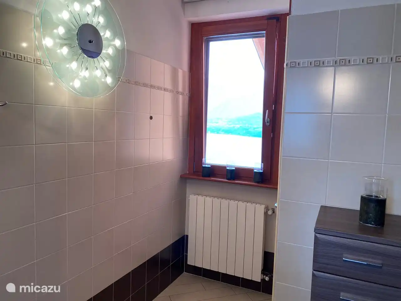 ¡También hay una vista directa del lago Iseo desde el baño!