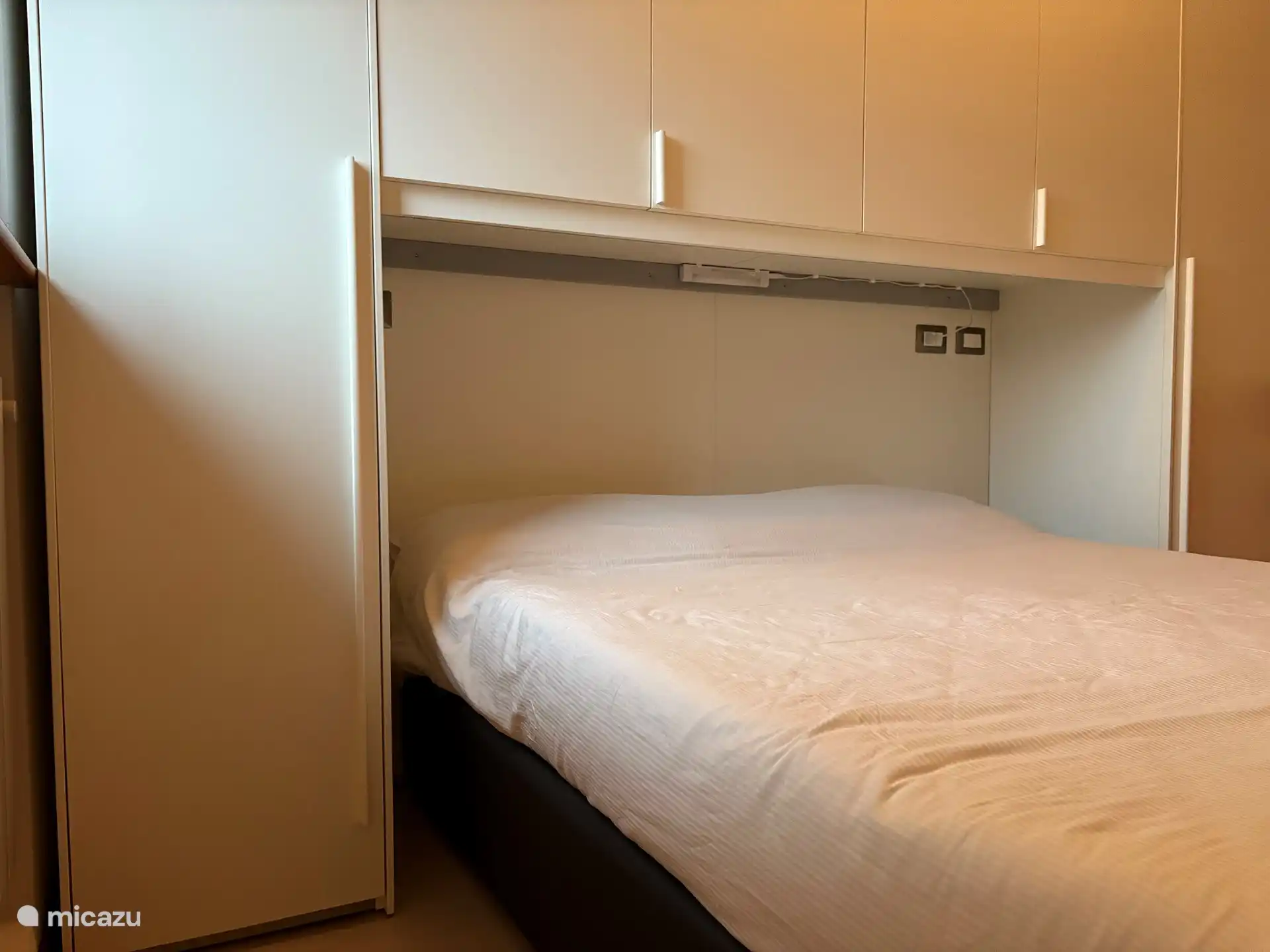 Dormitorio de los padres con mucho espacio de almacenamiento, cama doble, aire acondicionado privado y vistas despejadas de la montaña y el lago