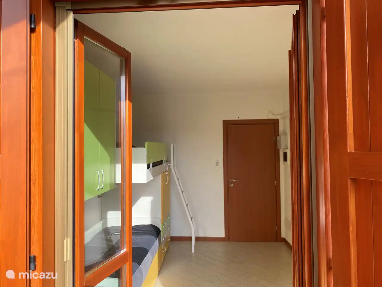 Dormitorio 2 con puertas que dan al balcón privado.