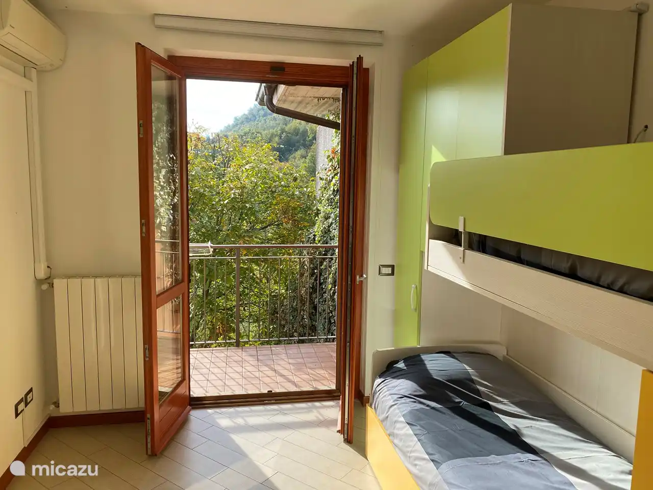 Dormitorio 2 con mucho espacio de almacenamiento, calefacción central y aire acondicionado privado.