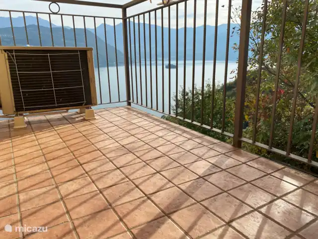 Casa Moia : Luxe, Piscine, Tranquillité ★★★★★ | Italie, Lacs italiens , Tavernola Bergamasca - maison de vacances Grande terrasse supplémentaire à la chambre des enfants (la chambre a aussi sa propre climatisation)