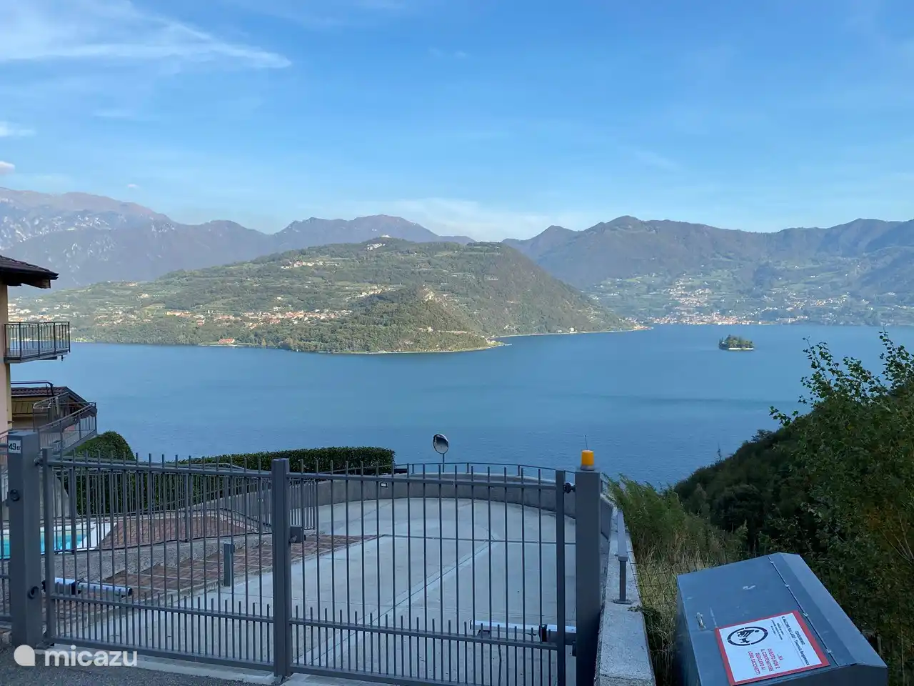 Puerta eléctrica a los garajes privados