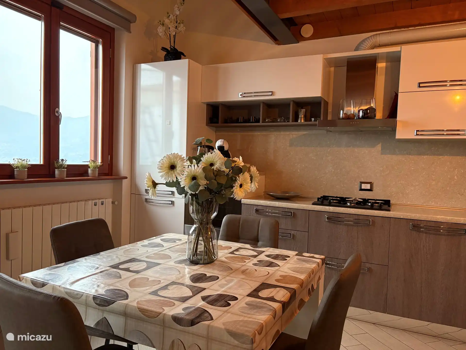 La cocina está equipada con congelador grande, refrigerador, horno y lavavajillas